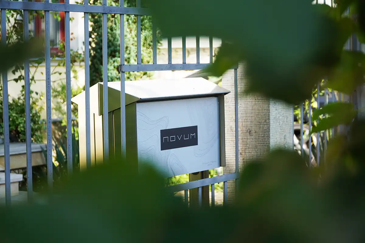 Villa Nova, Briefkasten am Eingang