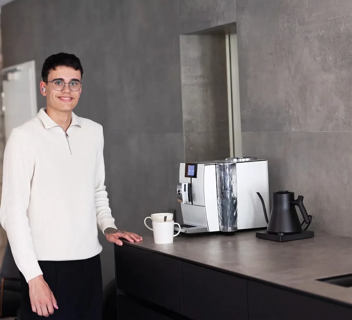 NOVUM DIGITAL® Teammitglied in der Villa Nova Küche
