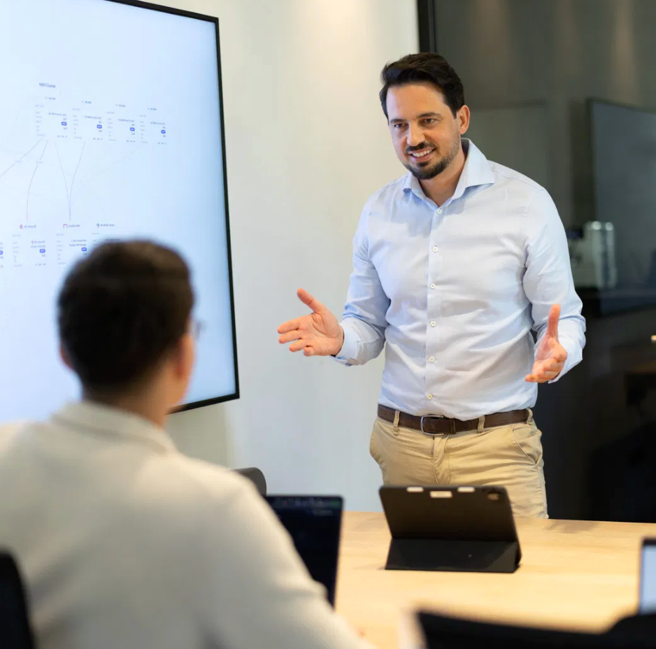 NOVUM DIGITAL® Kollege präsentiert im Meetingraum der Villa Nova