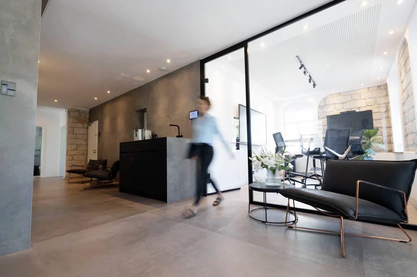 Empfangsbereich der Villa Nova mit Lounge und verglastem Meetingraum
