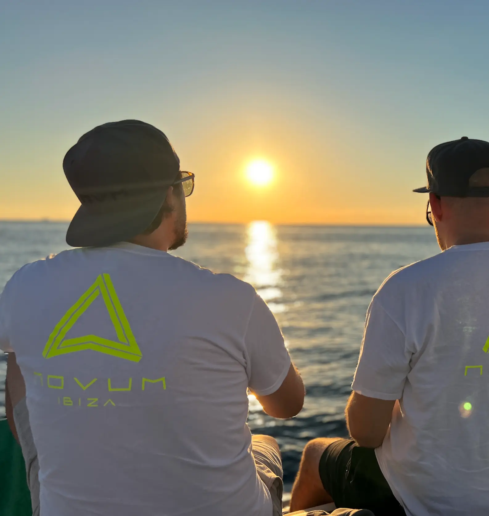 Team beim Sonnenuntergang auf dem Meer