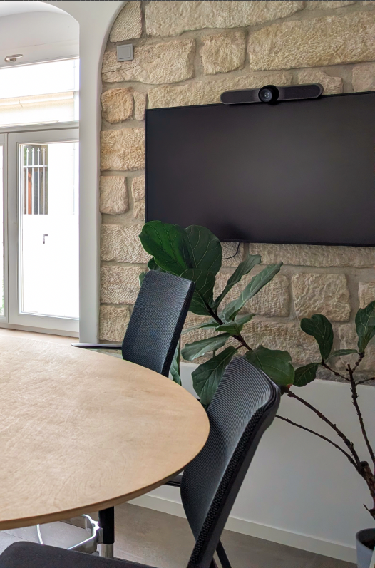 Meetingraum mit Displaywand