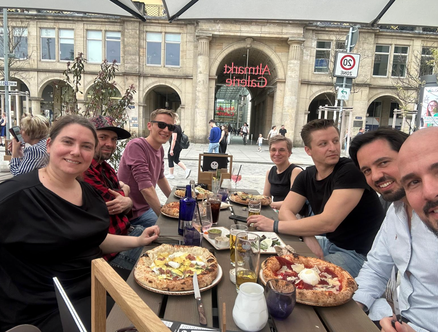 Team beim gemeinsamen Pizzaessen am Dresdner Altmarkt