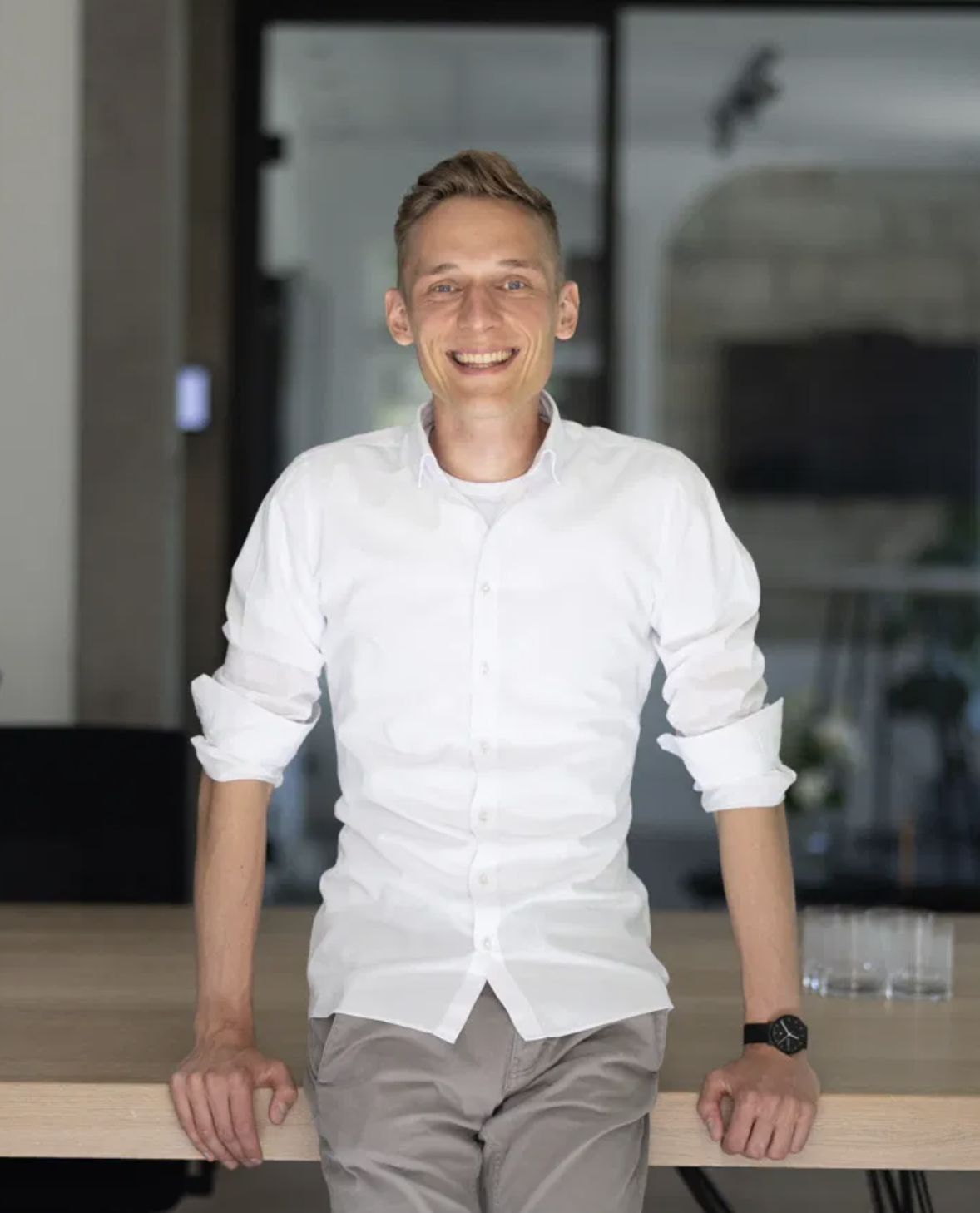 NOVUM DIGITAL® Mitarbeiter im weißen Hemd in der Villa Nova